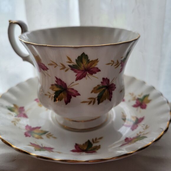 Royal Albert Canada "From Sea To Sea" Teacup & Saucer Set - Picture 2 of 5